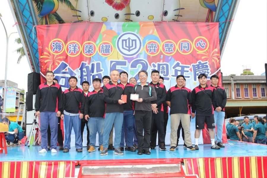 台船公司52週年慶園遊會活動-來賓排隊爭相與「奮進魔鬼魚號」合影