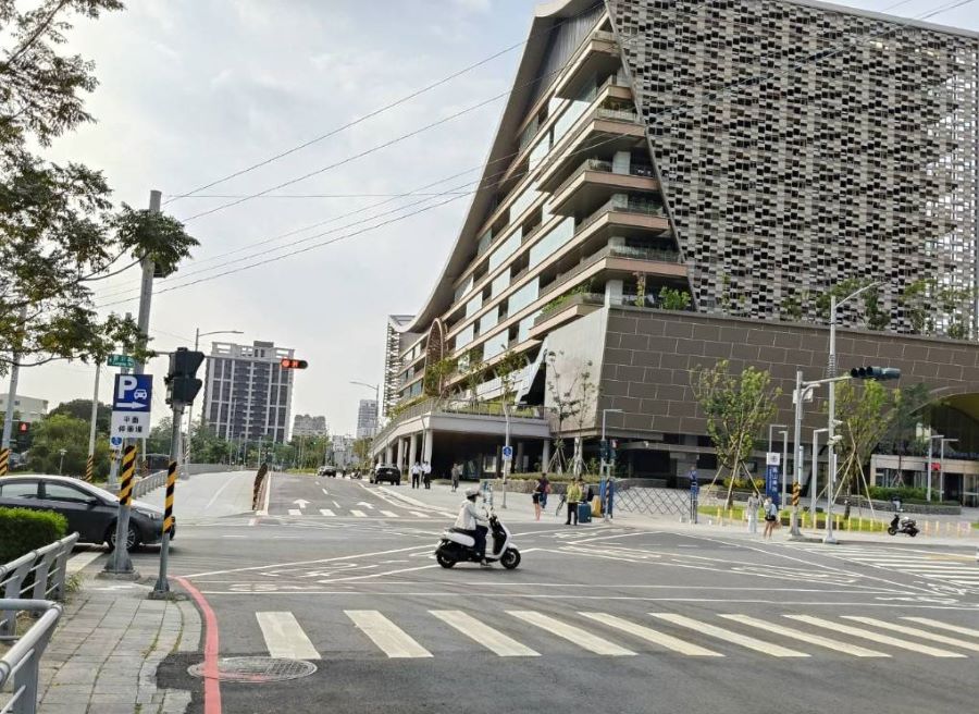 鳳山車站南側曹謹路如期完工通車 打通關鍵路段 改善接送動線 鳳山再現城市新門戶