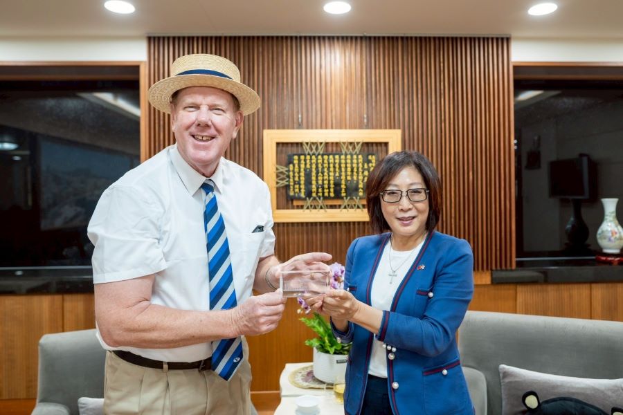 前AIT高雄處長杜維浩拜訪議長康裕成熱情敘舊 盛讚高雄進步神速