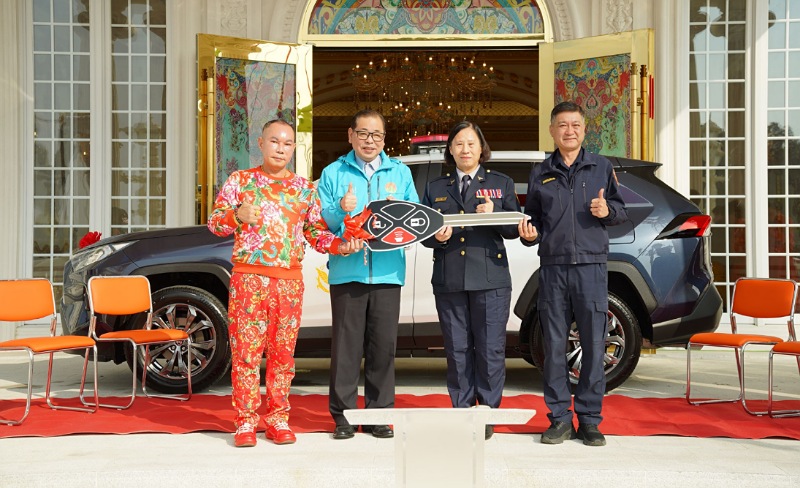 助警車汰舊換新　  啟德董事長胡漢龑捐贈新竹縣巡邏車