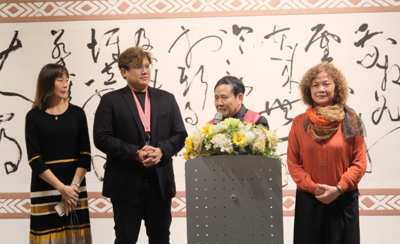 謝石鴻、謝亞傑父子書畫聯展 跨世代泰雅藝術家的黑崮蒔光