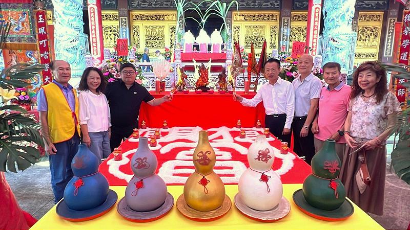 為廟方與學子們送上祝福 嘉義歡喜財神廟六週年廟慶暨小太陽獎學金頒獎典禮盛大舉行