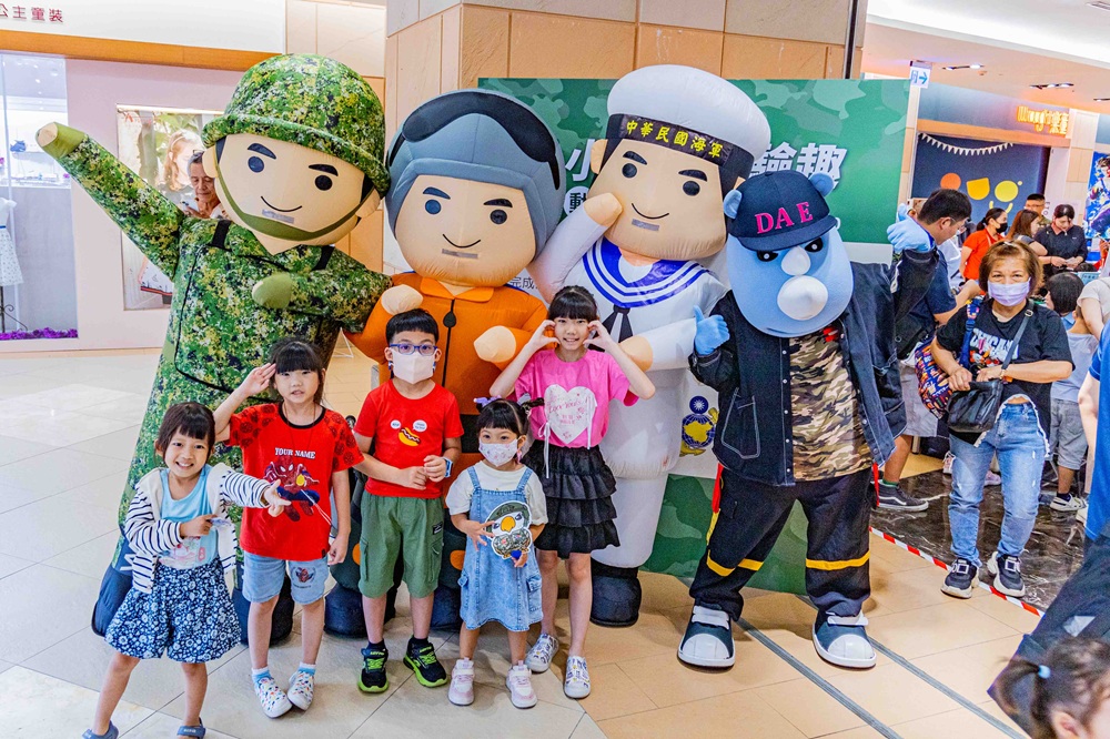向軍人致敬 與學生同歡 義大世界歡慶93軍人節並陪同學生喜迎開學