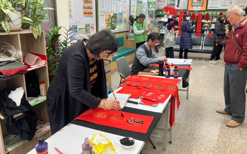 筆墨飄香迎新春 新竹郵局連辦四場揮毫送春聯活動