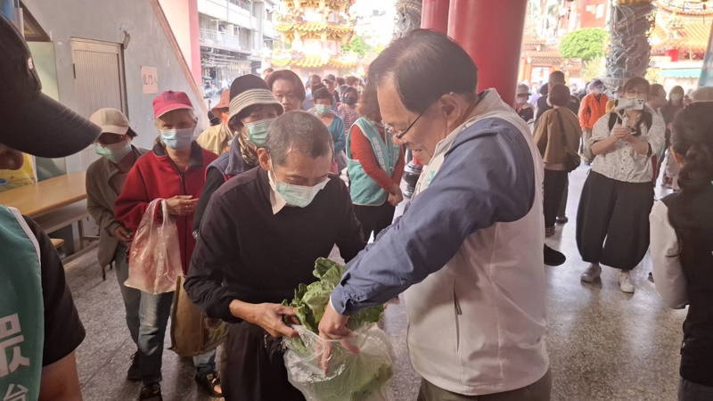 張啓楷立委回嘉義送菜挺菜農助鄉親 未來還要為嘉義做更多的事