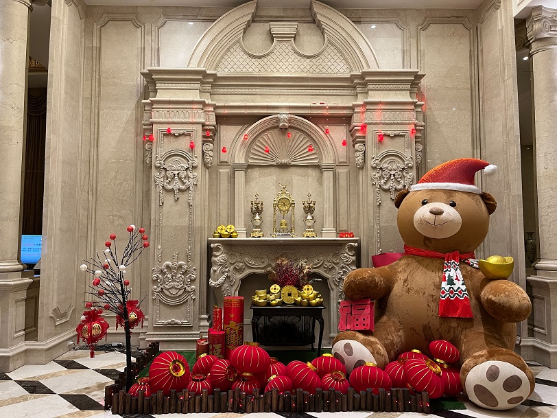 春節將至年味濃 溫莎堡大樓迎春裝置藝術吸睛