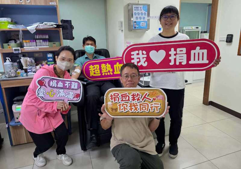 高雄郵局前進前金捐血室  邀民眾挽袖捐熱血送溫情