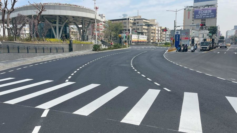站東站西路彩色鋪面功成身退 年前新裝上路