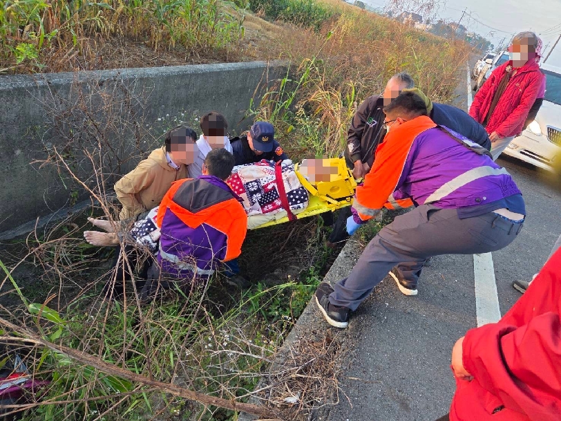 七旬迷途失智老翁掉深溝 嘉義縣布袋警巡邏即刻救援