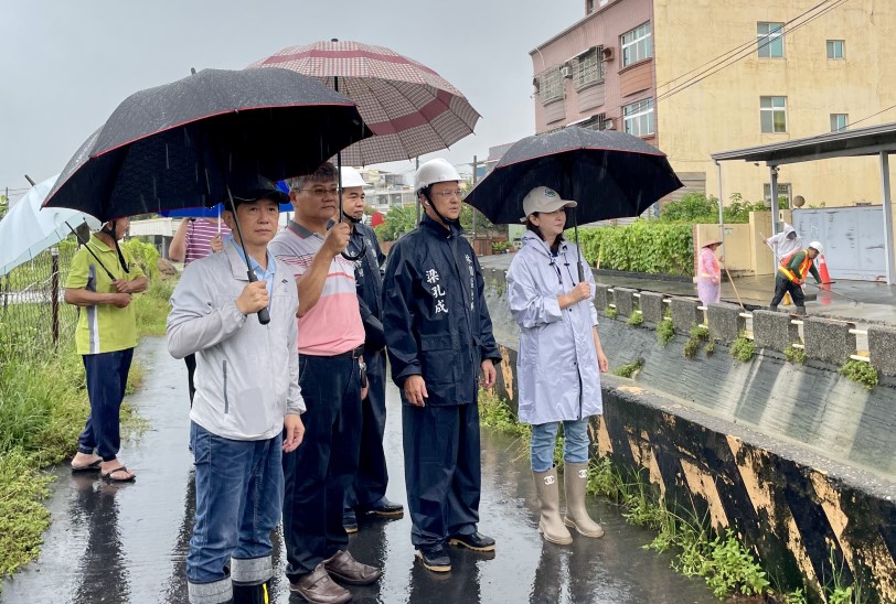 保障民眾行與住的安全！林園港仔埔排水旁之道路塌陷 農水署高管理處跨單位勘查緊急灌漿搶修