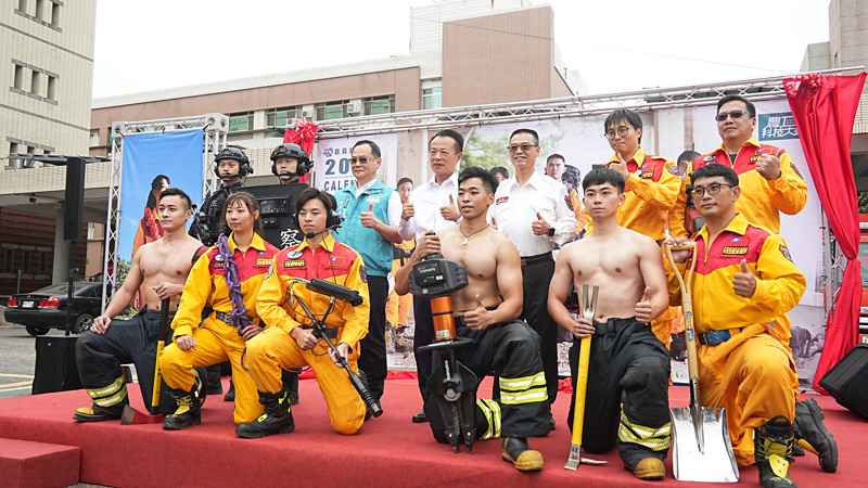 警消跨界亮相 嘉義縣消防桌曆強強聯手帥氣登場