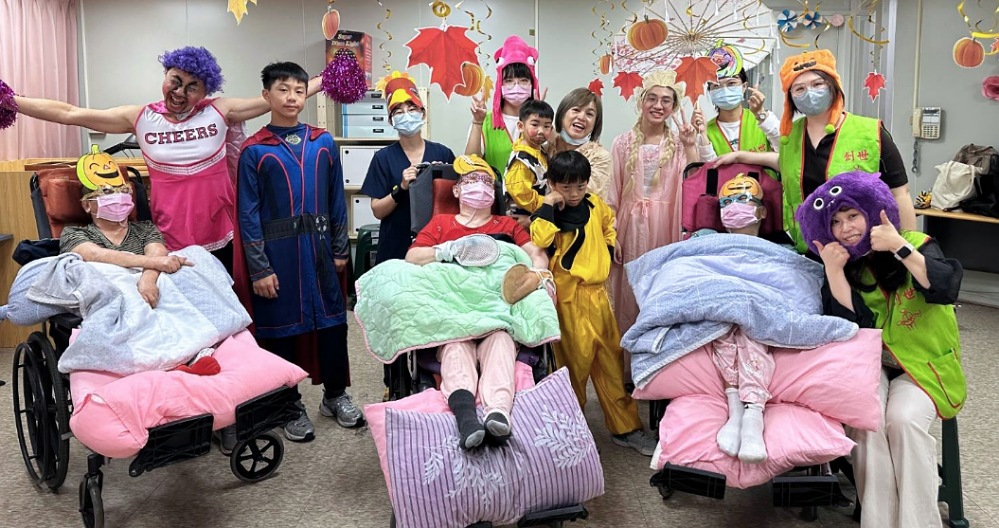 創世苗栗分院「要愛不要糖」  萬聖節用樂聲與笑容溫暖植物人