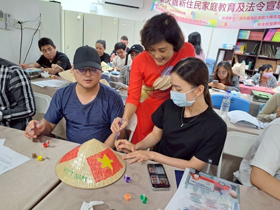 移民署多元文化課程彩繪斗笠 體驗越南風情