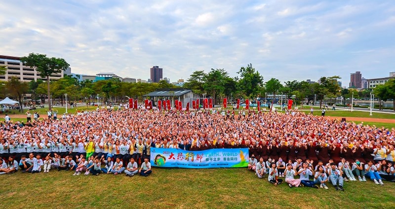 靈鷲山大悲行腳高雄登場 逾2千人行願祈福、普仁獎同步表揚72優秀學子
