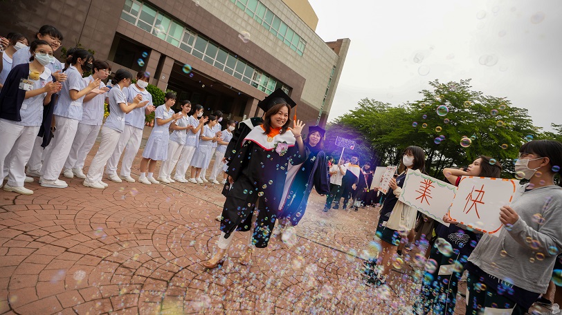 樹人醫專114級畢業典禮 貴賓勉勵終身學習 紙飛機翱翔送祝福