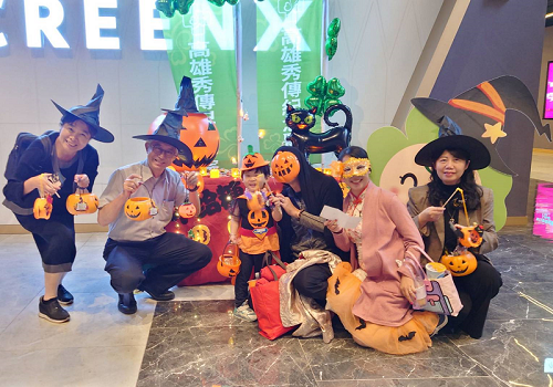 高雄秀傳慶週年 院長傅尹志包廳請員工看電影歡慶萬聖節