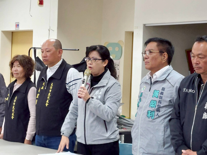 嘉義縣長翁章梁提出黃金十年 太保市高鐵特定區卻是光電二十年 太保市長鄭淑分陪同陳情的市民召開記者會