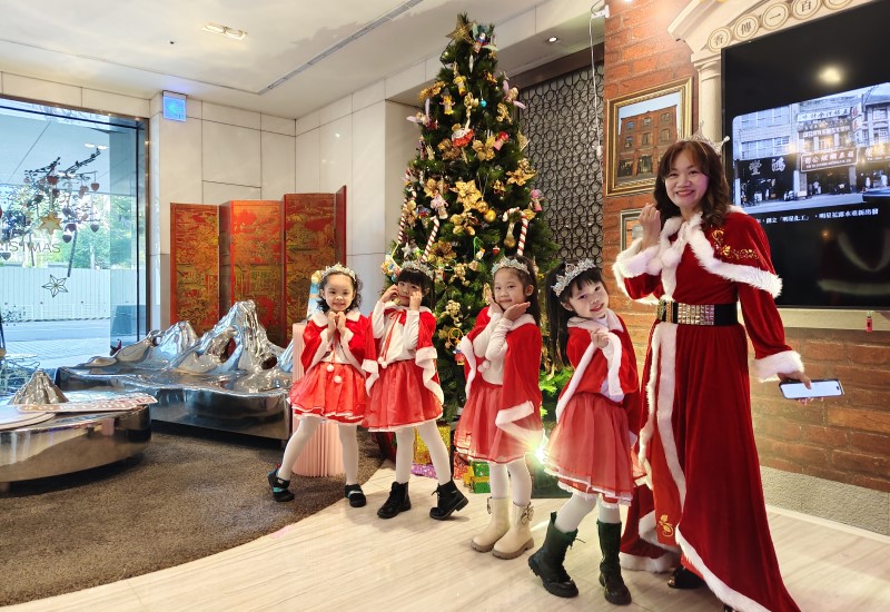 跨越百年的芬芳記憶！高雄翰品酒店攜手明星花露水 打造全台首座「有香味的聖誕樹」