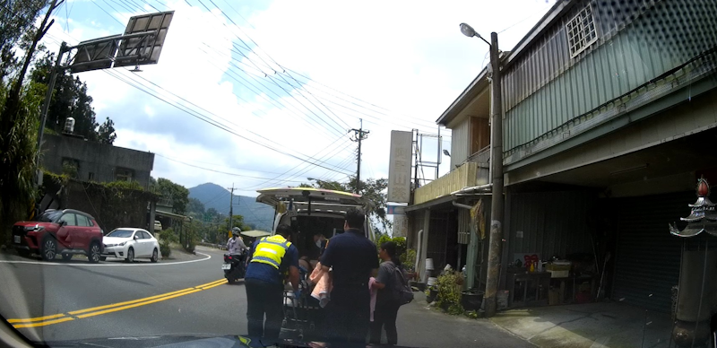 警消合力接駁緊急送醫挽救寶貴性命 偏鄉民眾遭虎頭蜂螫傷癱軟