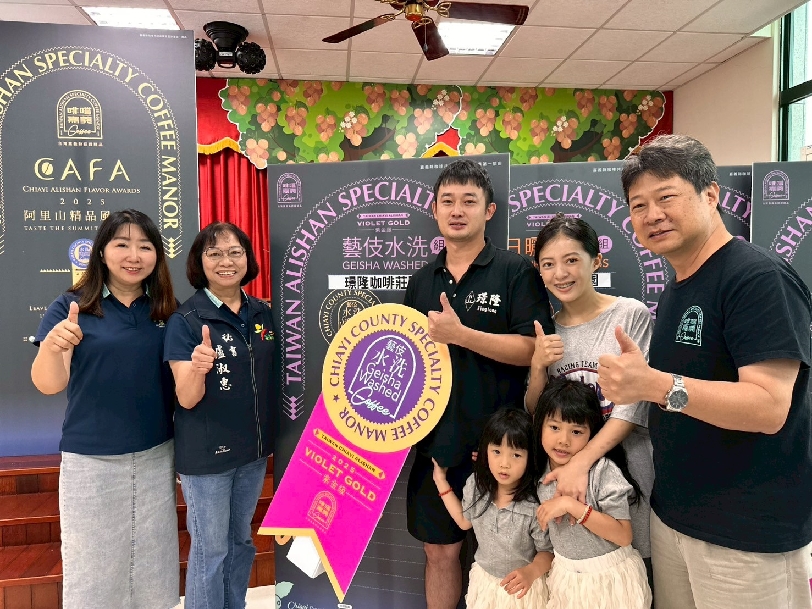 喝一口茶、聞一口咖啡香、嚐一口天然蜂蜜 嘉義縣番路農民紅榜掛滿牆！
