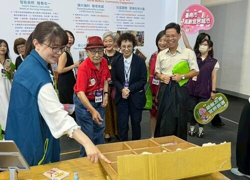 台灣高齡產博會台南與人瑞同樂