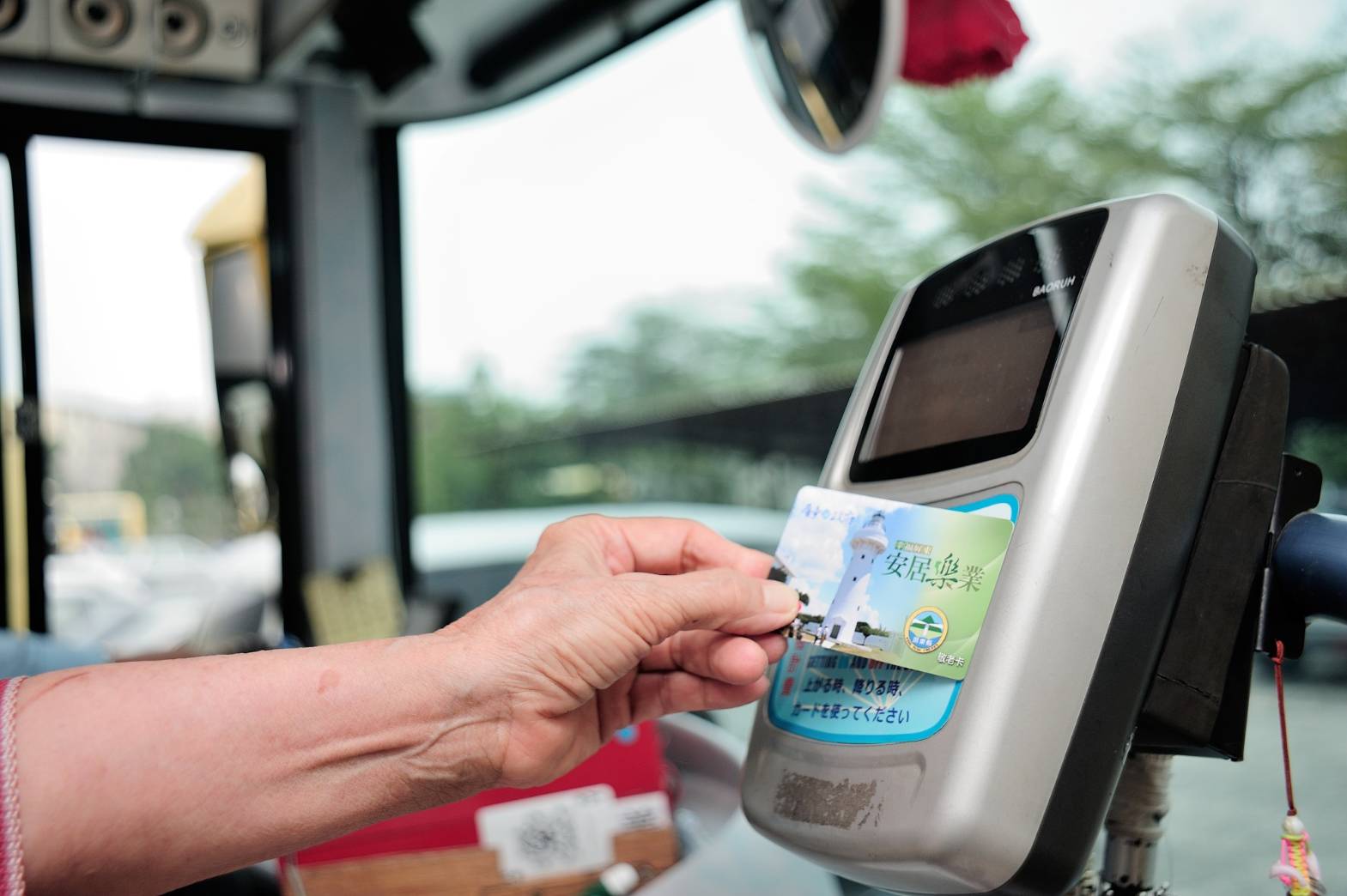 屏東縣敬老卡114年升級後  第4季8,000人申辦  使用率提高至56%