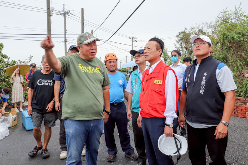 布袋186戶急需屋頂修繕 嘉義縣長翁章梁感謝義消與民間團體協助加蓋帆布