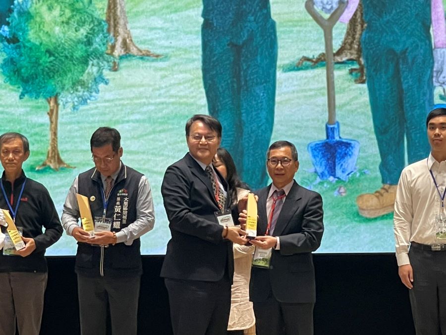 致力永續環境獲肯定 中油公司大林煉油廠榮獲空品淨化獎項  