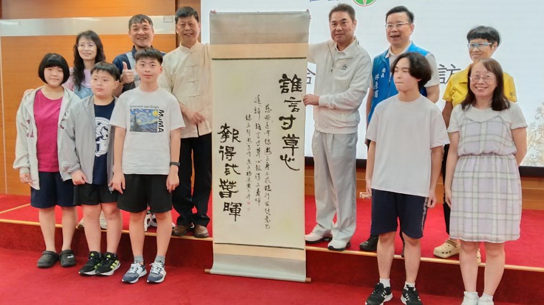 榮獲日本特別賞三連霸 苗縣長鍾東錦表揚書法名家黃太平