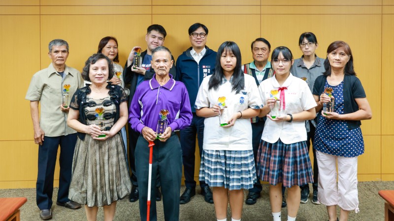 高雄市114年孝行楷模 陳其邁市政會議嘉許表揚