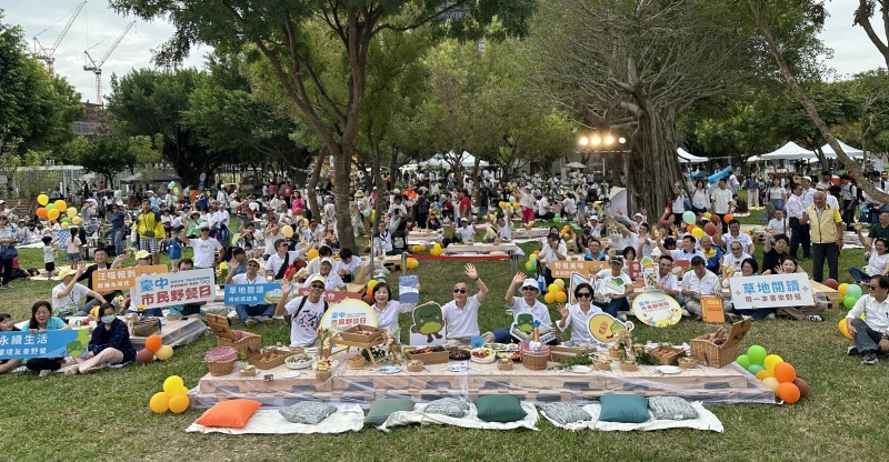 「2025台中市民野餐日」盛大登場!全市29區同步野餐 草地閱讀掀熱潮