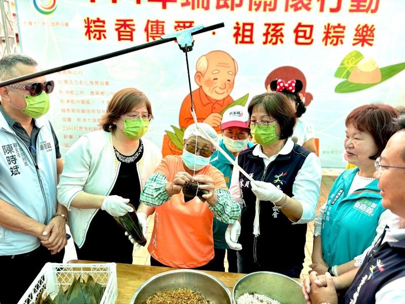 粽葉飄香遞關懷 嘉義縣老幼共舞慶端午