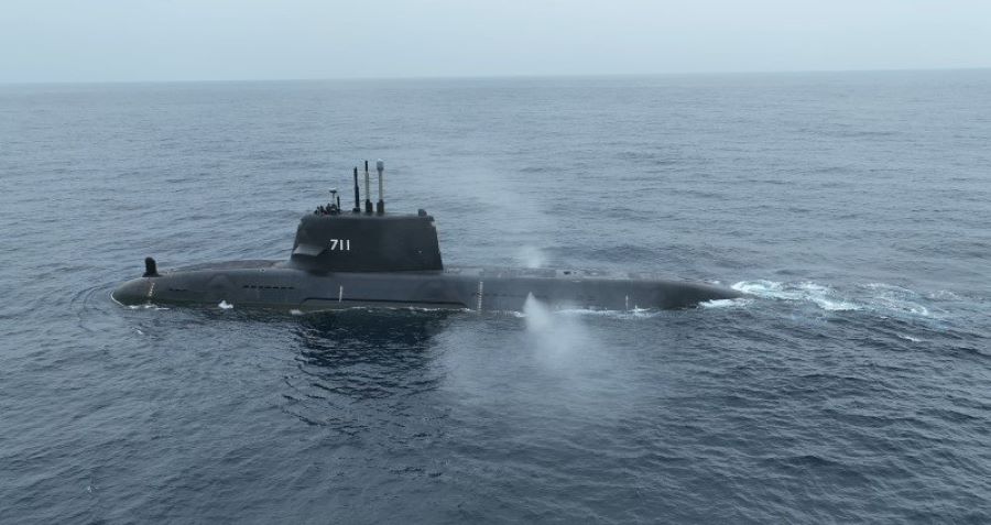 「海鯤軍艦」浮航海試後入塢調校整備