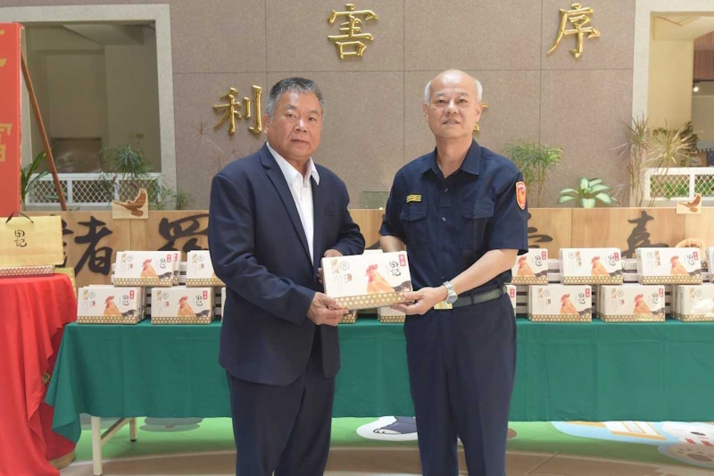 對嘉義市政府警察局榮獲「打詐英雄」縣市組第二名的肯定 昇樺食品吳裕田董事長贈滴雞精加油打氣