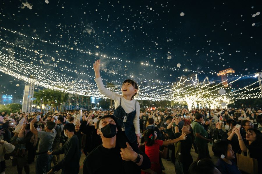 聖誕樹本週日熄燈倒數! 高雄聖誕生活節吸引破百萬人潮 新堀江人潮再現