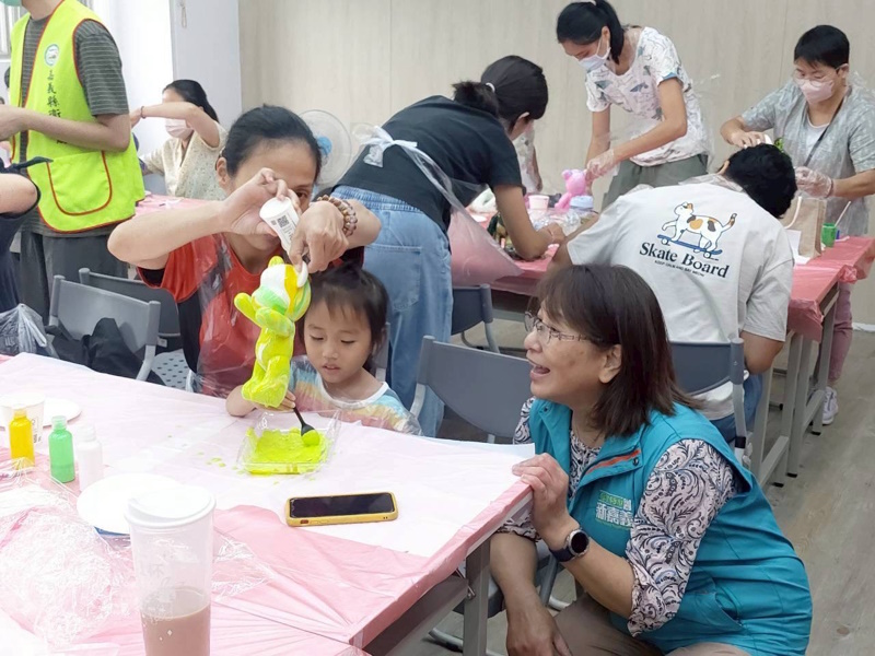 在輕鬆氛圍裡培養耐心與默契 嘉縣流體熊萌萌登場共享親子時光
