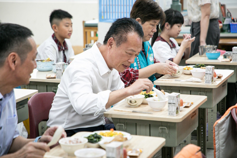嘉義縣免費營養午餐正式上路 縣長翁章梁關心開學情形