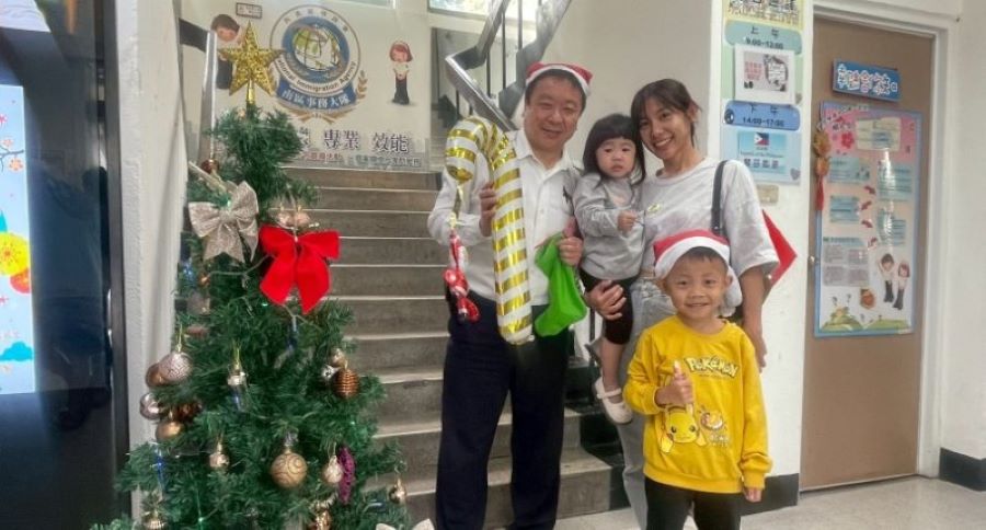 高雄移民署溫馨布置聖誕風 洽公民眾心暖開懷