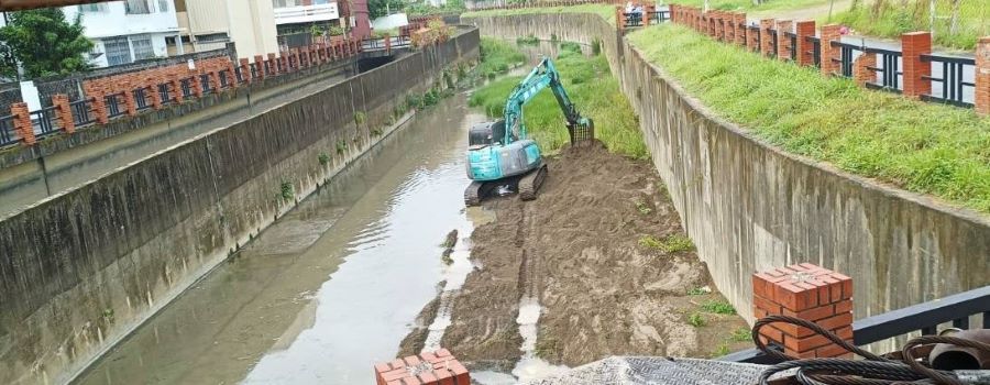 水利局於鳳凰颱風來襲前清疏曹公新圳 強化排水通洪能力