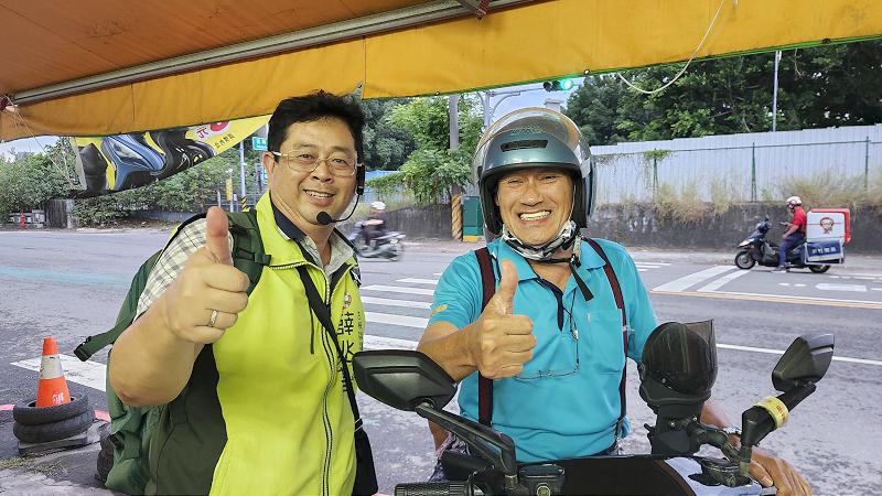 薛兆基風雨前疾行左營三里，提社區再生藍圖