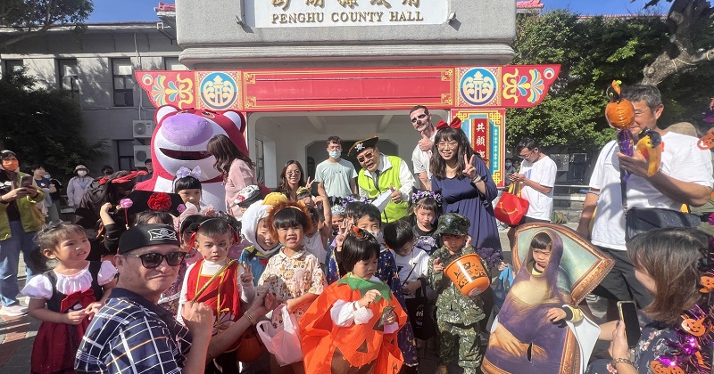耕讀幼兒園萬聖節討糖 縣府廣場變身歡樂嘉年華