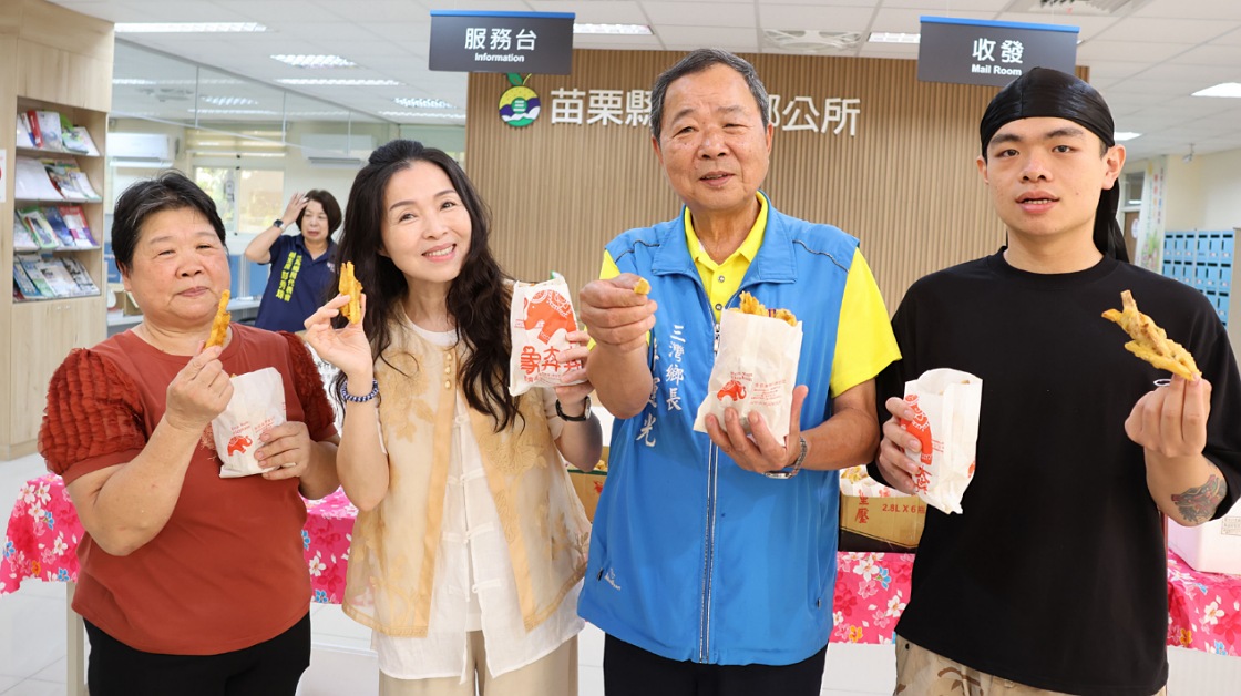 客家美食榮獲「500碗全台小吃指南」           苗縣長夫人致贈祝福中堂