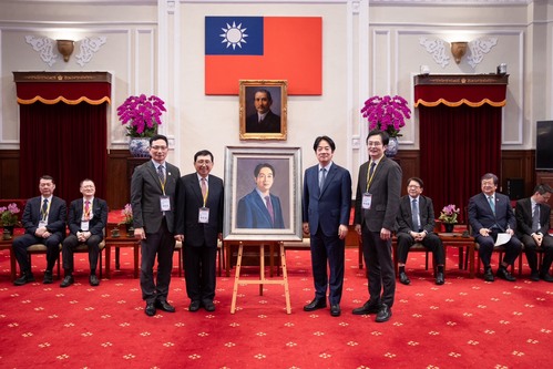 台南郭綜合總裁獻畫賀賴總統就職周年