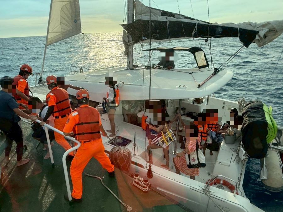 小琉球海域遊艇驚傳故障 高雄海巡疾馳救援17名遊客返港