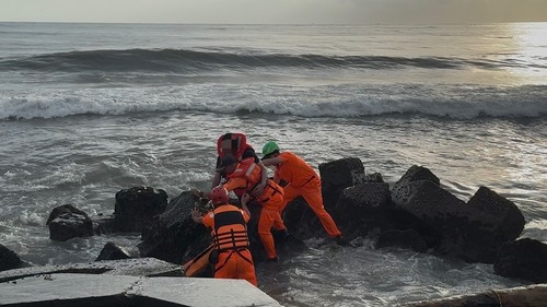 台南海岸1人落水岸巡救回