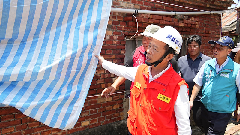 嘉義縣義消、百工修繕利他協會投入重建家園 嘉義縣布袋獨居老人用斗笠為老宅內神明遮風避雨