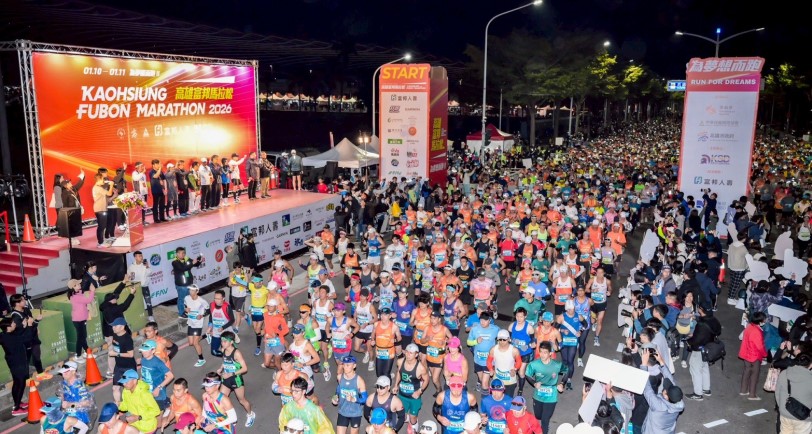 2026高雄富邦馬拉松今晨萬人起跑 國際跑者人數更勝上屆  李懷仁副市長：以高雄馬推動城市行銷
