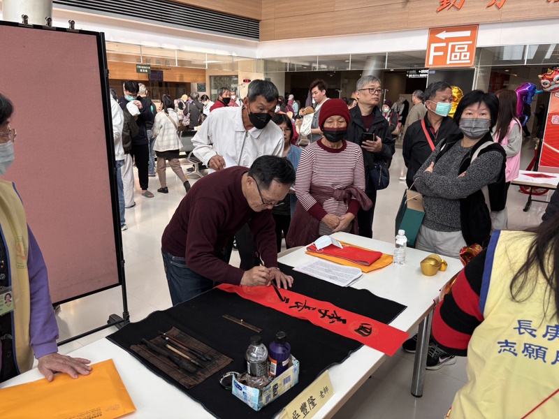 書法家揮毫贈春聯 嘉義長庚喜迎金馬年