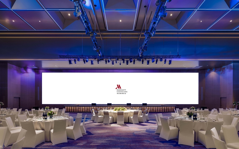 高雄萬豪酒店「迎光翱翔2026跨年派對」  林凡、林芯儀實力派天后浪漫獻唱 