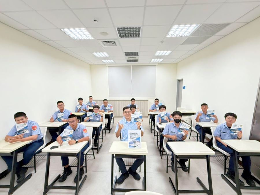 海巡署南部分署推出《廉政指引手冊》  志願役新兵訪視活動中亮相